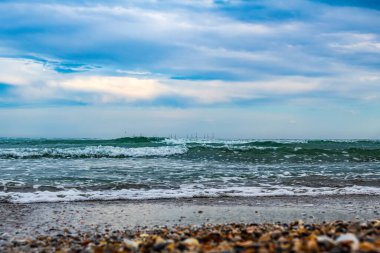 Kumda mavi köpüklü deniz dalgası.