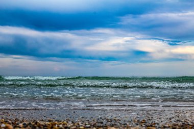Dalgalar ve mavi gökyüzü ile güzel deniz manzarası