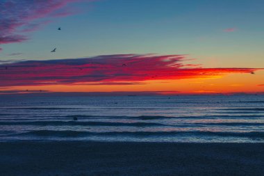 Denizde renkli gün batımı