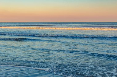 Yaz aylarında sahilde günbatımı