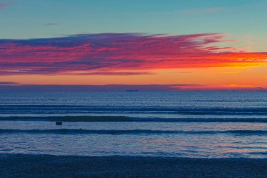 Akşamları deniz üzerinde gün batımı