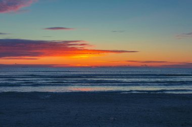 Denizin üzerinde gün batımı.