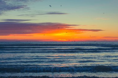 Güzel renkli gün doğumu Baltık Denizi üzerinde.