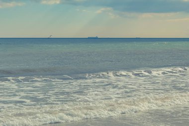 Deniz dalgaları ve mavi gökyüzü