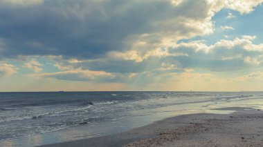 Deniz kıyısı, güzel gökyüzü ve bulutlar. Yaz tatili. deniz, kum.