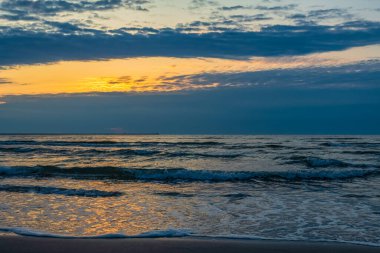Denizde gün doğumu