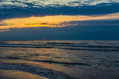 Denizin üzerinde güzel bir gün batımı