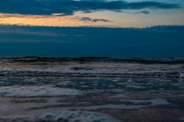 Denizin üzerinde güzel bir gün batımı
