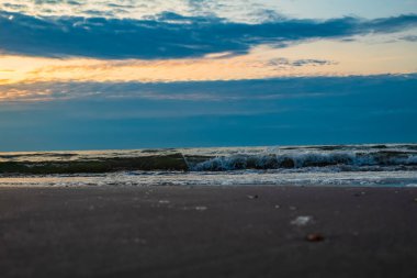 Sabahları sahilde deniz dalgaları