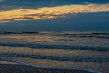Baltık Denizi üzerinde gün doğumu, Akşamları güzel bir yaz akşamı