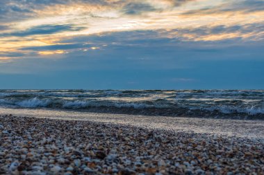 kumlu sahilde dalgalar deniz