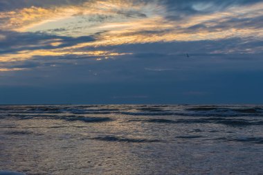 Gölün üzerinde güzel bir gün batımı