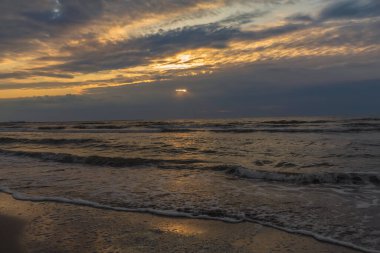 Denizin üzerinde güzel bir gün batımı