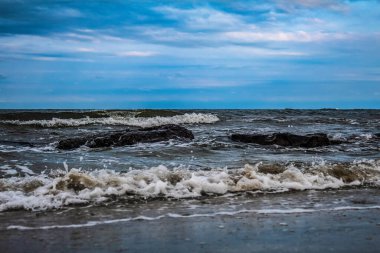 Sahildeki deniz dalgaları