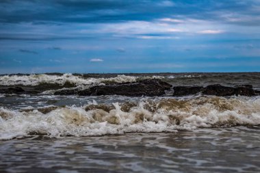 Denizin üzerinde fırtına dalgaları