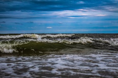 Sahildeki deniz dalgaları