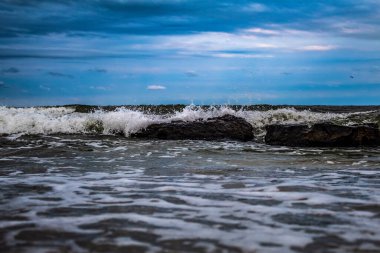 Akşamları deniz dalgaları