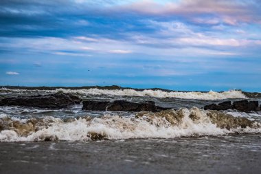 Akşamları kumsalda dalgalar.