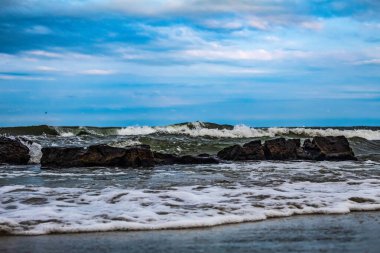 Dalgalar sahile çarpıyor.