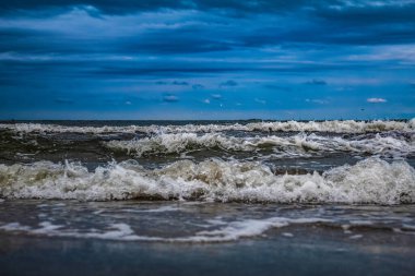 Akşamları sahilde dalgalar