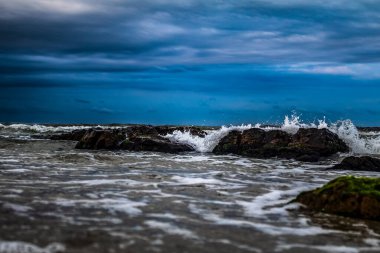 deniz dalgaları ve kayalar