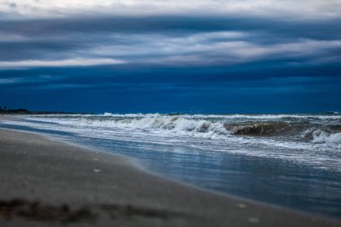 Kışın baltık sahillerinde dalgalar, dalgalar, Letonya