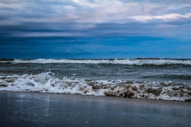 Dalgalar ile güzel deniz manzarası