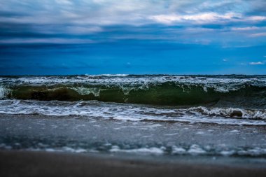 Sahilde güzel deniz dalgaları