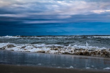 Gün batımında fırtınalı deniz dalgaları