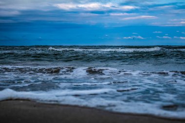 Sahildeki deniz dalgaları