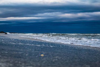 sunset'ın fırtınalı denizde