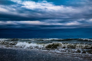 Denizin üzerinde fırtına bulutları