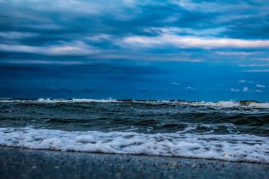 Deniz fırtınası bulutları ve dalgalar