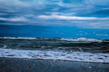 Kara sahilde güzel deniz dalgaları