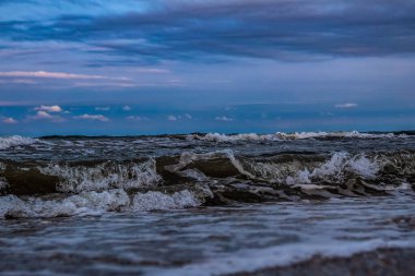 Deniz kıyısında güzel bir gün batımı