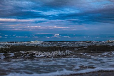 Baltık deniz kıyıları gün batımında. Güzel günbatımı gökyüzü, deniz manzarası, bulutlar.