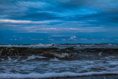 Gün batımında deniz ve dalgalar, güzel dijital fotoğraf