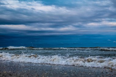 Fırtınalı karanlık bulutlar Karadeniz üzerinde gün batımında.