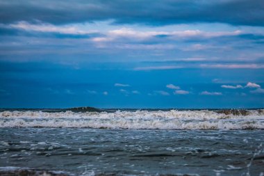 Baltık deniz plajı, günbatımı ve Almanya 'da dalgalar, Letonya, sıçramalar, dalgalar.