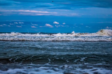 Sahildeki deniz dalgaları, doğa arka planı.