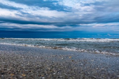 Fırtına ve fırtına bulutları denizin üzerinde.