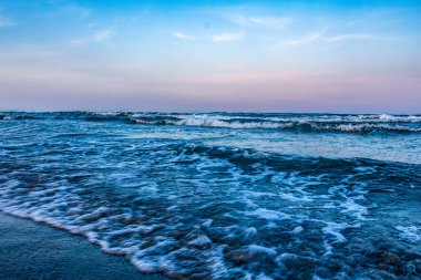 Sahildeki deniz dalgaları