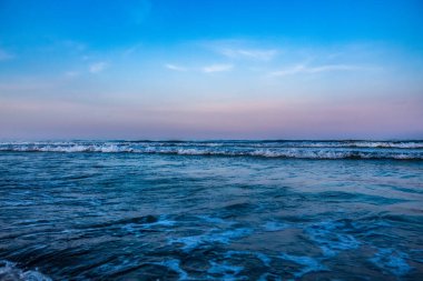 Gün batımında deniz dalgaları