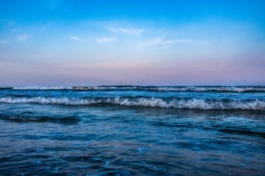 deniz ve mavi gökyüzü