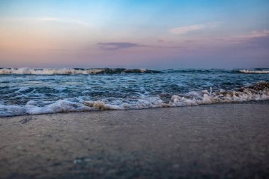 Denizin üzerinde güzel bir gün batımı