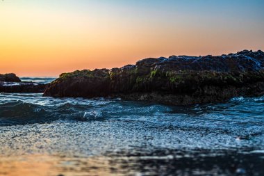 Denizin üzerinde güzel bir gün batımı