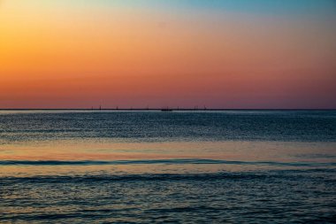 Denizde renkli gün batımı