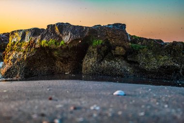 kayalar ve dalgalar deniz kıyısında