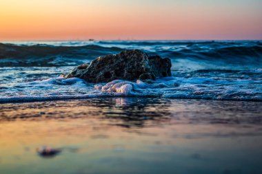 Sahilde güzel bir gün batımı