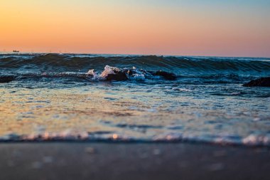 Deniz günbatımı, dalgalar